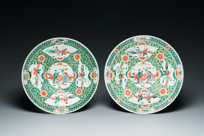Une paire de plats en porcelaine de Chine famille verte et trois vases en famille rose et verte, 19/20&egrave;me