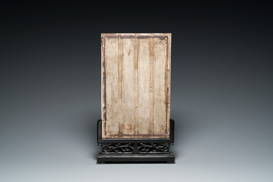 Een Chinese famille rose plaquette in houten standaard, gesigneerd Wang Qi 王琦, 20e eeuw
