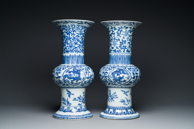 Paire de vases de forme 'gu' en porcelaine de Chine en bleu et blanc, marque de Qianlong, R&eacute;publique