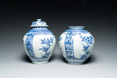 Een paar Japanse blauw-witte Arita potten met floraal decor, Edo, eind 17e eeuw