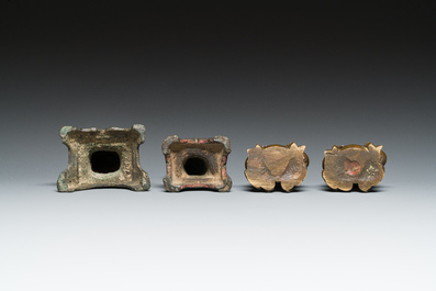Deux sculptures et deux presse-papiers en forme de gar&ccedil;ons batteurs en bronze, Chine, Ming/Qing