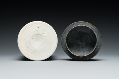 Een Chinese famille verte penselenbeker met gegraveerd metalen deksel, 'bitong', Kangxi