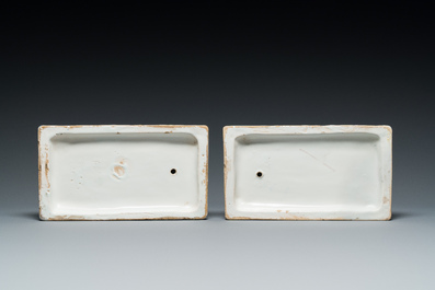 Paire de carlins en fa&iuml;ence polychrome de Bruxelles, l'un inscrit 'Jellie' et dat&eacute; 1781