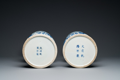 Paire de vases de forme 'gu' en porcelaine de Chine en bleu et blanc, marque de Qianlong, R&eacute;publique