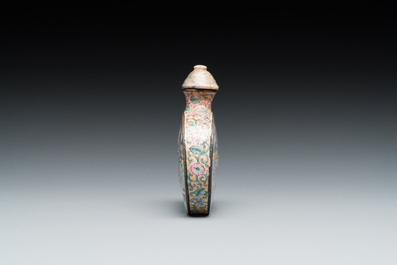 Tabati&egrave;re en &eacute;maux de P&eacute;kin &agrave; d&eacute;cor d'&eacute;trangers, marque et &eacute;poque de Qianlong