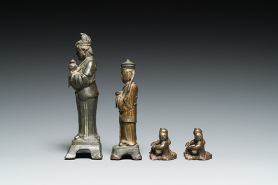 Deux sculptures et deux presse-papiers en forme de gar&ccedil;ons batteurs en bronze, Chine, Ming/Qing