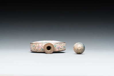 Tabati&egrave;re en &eacute;maux de P&eacute;kin &agrave; d&eacute;cor d'&eacute;trangers, marque et &eacute;poque de Qianlong