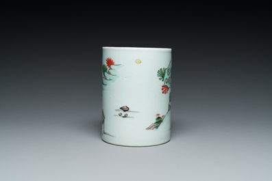 Een Chinese famille verte penselenbeker met gegraveerd metalen deksel, 'bitong', Kangxi
