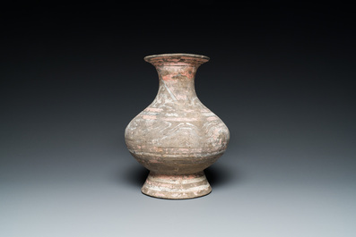 Een Chinese aardewerken vaas met polychrome beschildering, Han