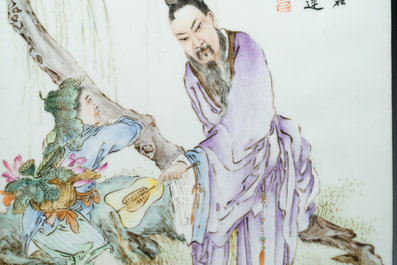 Een Chinese famille rose plaquette in houten standaard, gesigneerd Wang Qi 王琦, 20e eeuw