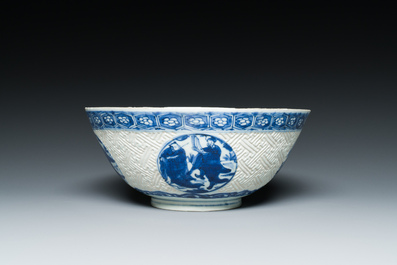Een Chinese blauw-witte 'Shou Lao' kom met gekerfde buitenwand, Chenghua merk, Wanli
