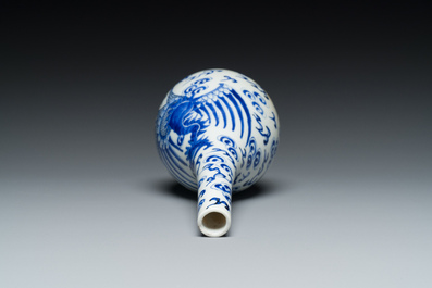 Vase de forme bouteille &agrave; d&eacute;cor d'un ph&eacute;nix en porcelaine de Chine 'Bleu de Hue' pour le Vietnam, marque Tho, 19&egrave;me