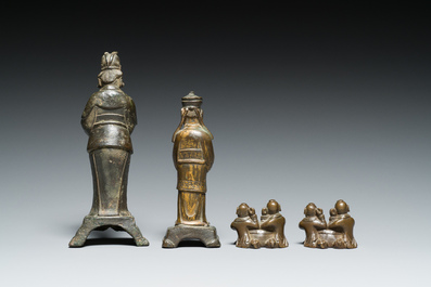 Deux sculptures et deux presse-papiers en forme de gar&ccedil;ons batteurs en bronze, Chine, Ming/Qing