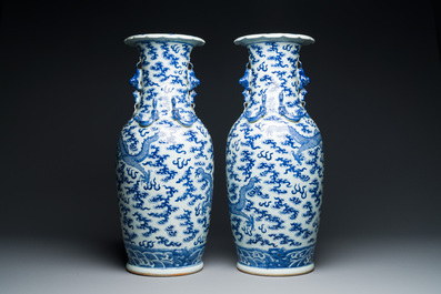 Paire de vases en porcelaine de Chine en bleu et blanc &agrave; d&eacute;cor de dragons, 19&egrave;me