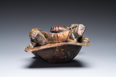 Sculpture d'un gardien bouddhiste en bois laqu&eacute; et polychrom&eacute;, Chine, Ming