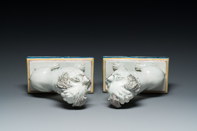 Paire de carlins en fa&iuml;ence polychrome de Bruxelles, l'un inscrit 'Jellie' et dat&eacute; 1781