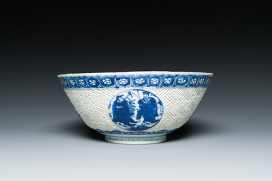 Een Chinese blauw-witte 'Shou Lao' kom met gekerfde buitenwand, Chenghua merk, Wanli