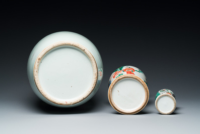 Une paire de plats en porcelaine de Chine famille verte et trois vases en famille rose et verte, 19/20&egrave;me
