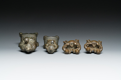 Deux sculptures et deux presse-papiers en forme de gar&ccedil;ons batteurs en bronze, Chine, Ming/Qing