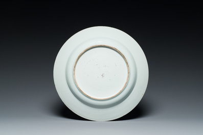 Plat en porcelaine de Chine famille rose &agrave; d&eacute;cor de p&ecirc;cheurs dans un sampan, Yongzheng/Qianlong