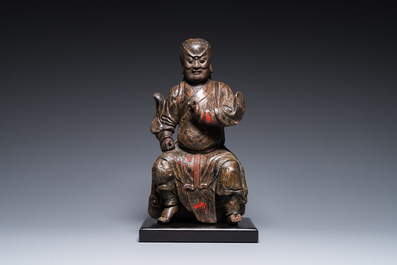 Sculpture d'un gardien bouddhiste en bois laqu&eacute; et polychrom&eacute;, Chine, Ming