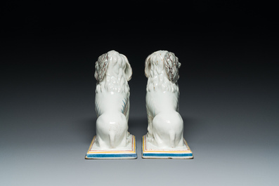 Paire de carlins en fa&iuml;ence polychrome de Bruxelles, l'un inscrit 'Jellie' et dat&eacute; 1781