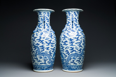 Paire de vases en porcelaine de Chine en bleu et blanc &agrave; d&eacute;cor de dragons, 19&egrave;me