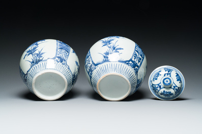 Een paar Japanse blauw-witte Arita potten met floraal decor, Edo, eind 17e eeuw