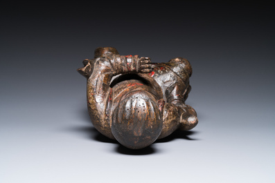 Sculpture d'un gardien bouddhiste en bois laqu&eacute; et polychrom&eacute;, Chine, Ming