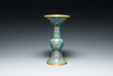 Een Chinese cloisonn&eacute; 'gu' vaas met lotusslingers, 18/19e eeuw
