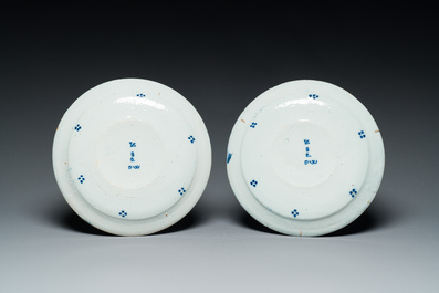 Een paar blauw-witte Delftse borden met fijn chinoiserie decor, 17/18e eeuw