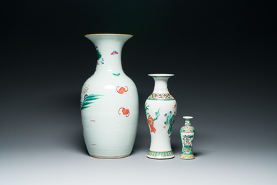 Une paire de plats en porcelaine de Chine famille verte et trois vases en famille rose et verte, 19/20&egrave;me