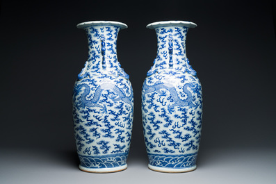Paire de vases en porcelaine de Chine en bleu et blanc &agrave; d&eacute;cor de dragons, 19&egrave;me