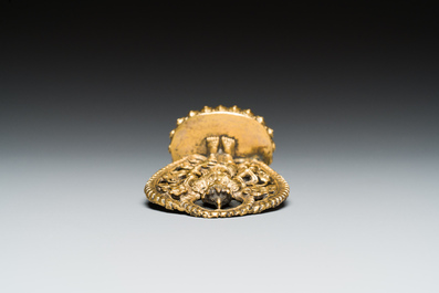Belle petite sculpture de Bouddha en bronze dor&eacute;, N&eacute;pal, 17/18&egrave;me