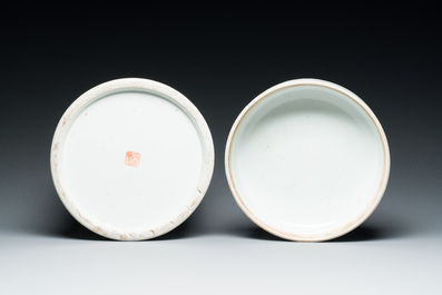 Een grote Chinese famille rose dekseldoos, Qianlong merk, 19e eeuw