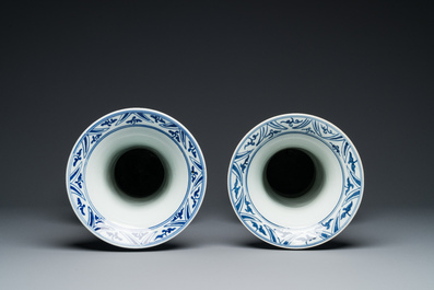 Paire de vases de forme 'gu' en porcelaine de Chine en bleu et blanc, marque de Qianlong, R&eacute;publique