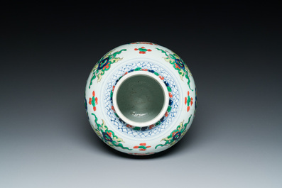 Een Chinese wucai 'draken' vaas, Transitie periode/Kangxi