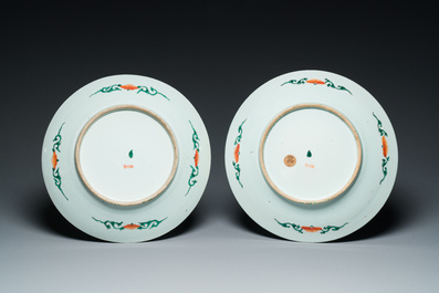Une paire de plats en porcelaine de Chine famille verte et trois vases en famille rose et verte, 19/20&egrave;me