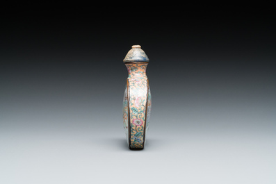 Tabati&egrave;re en &eacute;maux de P&eacute;kin &agrave; d&eacute;cor d'&eacute;trangers, marque et &eacute;poque de Qianlong