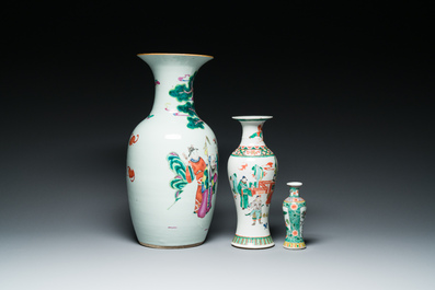 Une paire de plats en porcelaine de Chine famille verte et trois vases en famille rose et verte, 19/20&egrave;me