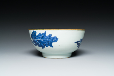 Vier Chinese blauw-witte 'Bleu de Hue' borden en een kom voor de Vietnamese markt, diverse merken, 19e eeuw