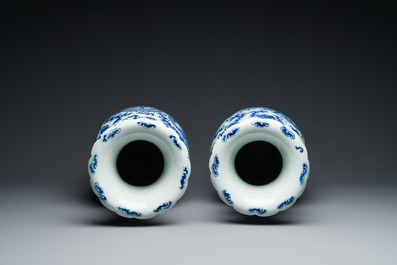 Paire de vases en porcelaine de Chine en bleu et blanc &agrave; d&eacute;cor de dragons, 19&egrave;me