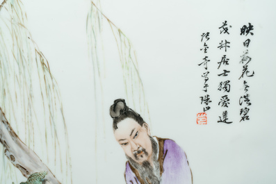 Een Chinese famille rose plaquette in houten standaard, gesigneerd Wang Qi 王琦, 20e eeuw
