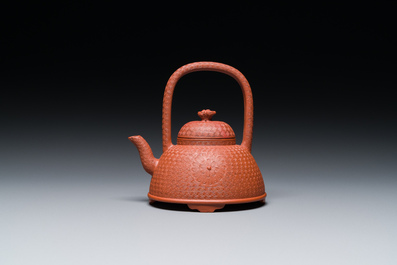 Een Chinese Yixing steengoed theepot met gekerfd decor van chrysanten, Kangxi