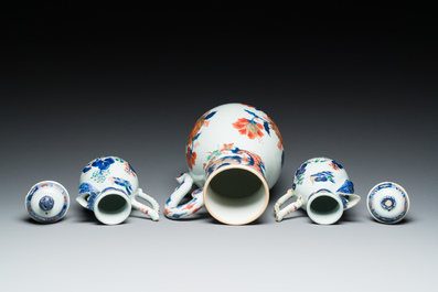 Une grande verseuse en porcelaine de Chine verte-Imari et deux paires de verseuses couvertes sur supports, Kangxi/Qianlong