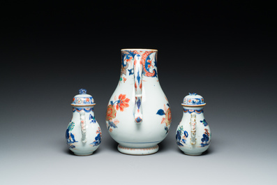 Une grande verseuse en porcelaine de Chine verte-Imari et deux paires de verseuses couvertes sur supports, Kangxi/Qianlong