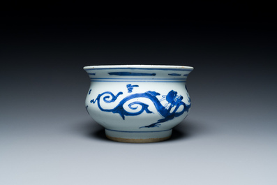 Br&ucirc;le-parfum en porcelaine de Chine en bleu et blanc &agrave; d&eacute;cor de dragons, Kangxi