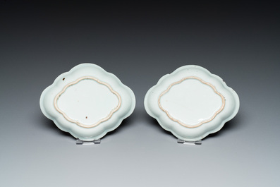 Une grande verseuse en porcelaine de Chine verte-Imari et deux paires de verseuses couvertes sur supports, Kangxi/Qianlong