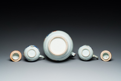 Une grande verseuse en porcelaine de Chine verte-Imari et deux paires de verseuses couvertes sur supports, Kangxi/Qianlong