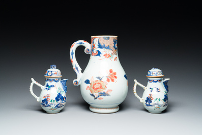 Une grande verseuse en porcelaine de Chine verte-Imari et deux paires de verseuses couvertes sur supports, Kangxi/Qianlong